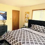 Nice Big House With Parking, King Bed, Yard