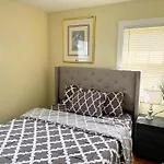 Nice Big House With Parking, King Bed, Yard