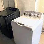 Nice Big House With Parking, King Bed, Yard