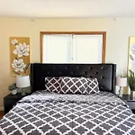 Nice Big House With Parking, King Bed, Yard