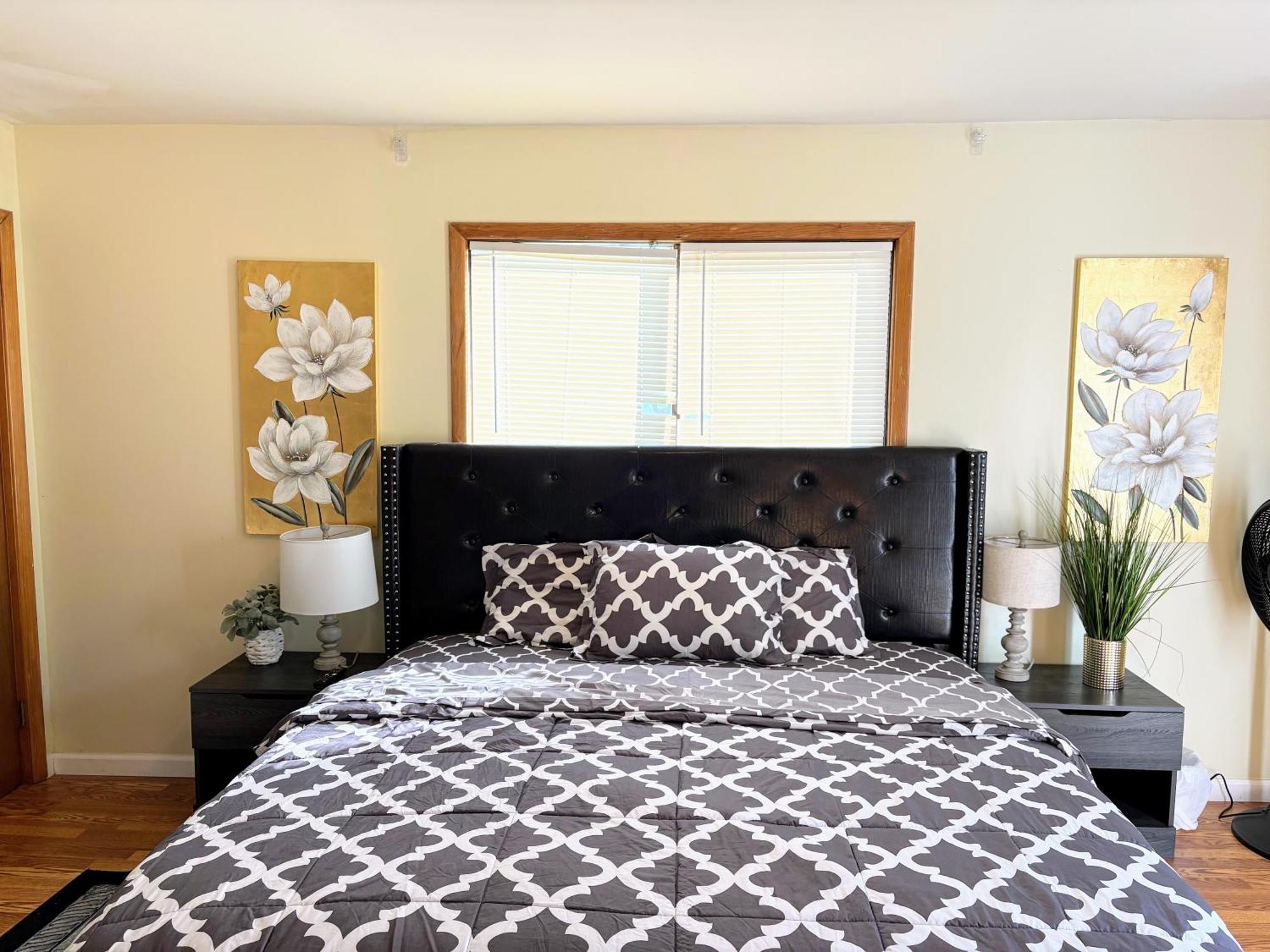 Holiday home Big House With Parking, King Bed, Yard *
