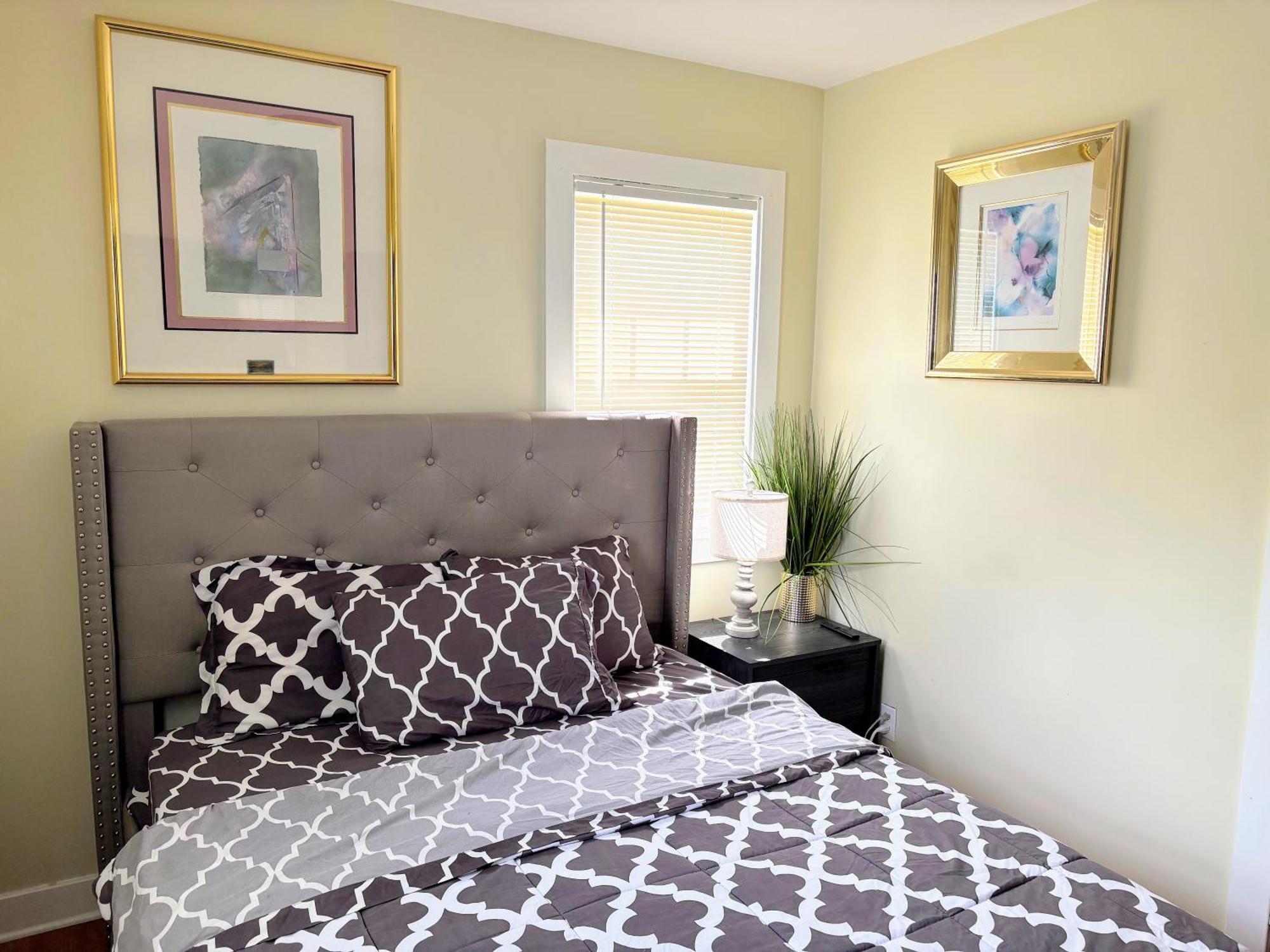 Big House With Parking, King Bed, Yard * Buffalo